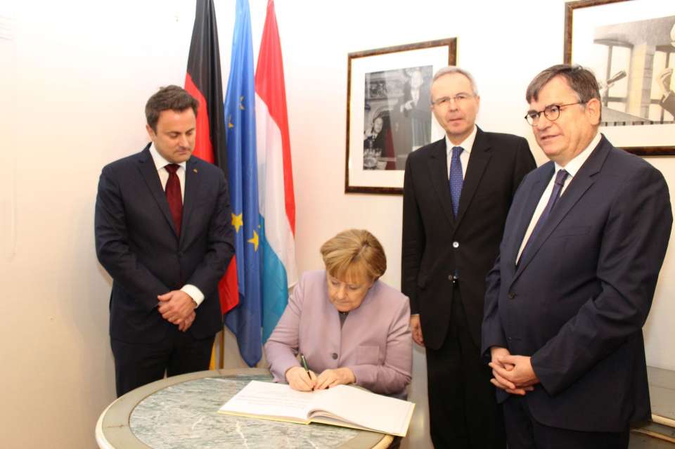 Madame Merkel lors de la signature du livre d'or